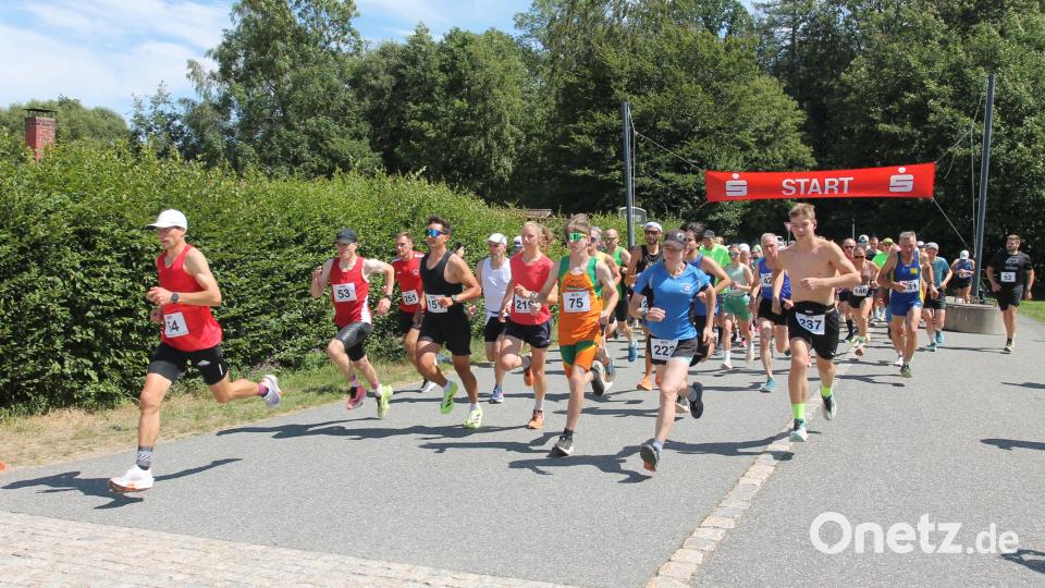 Korbinian Völkl (links) zieht los und wird Schnellster bei den Männer. Bei den Frauen siegt Laetitia Birner (zweite Reihe, Dritte von links, Nr. 219). Bild: Josef Pilfusek
