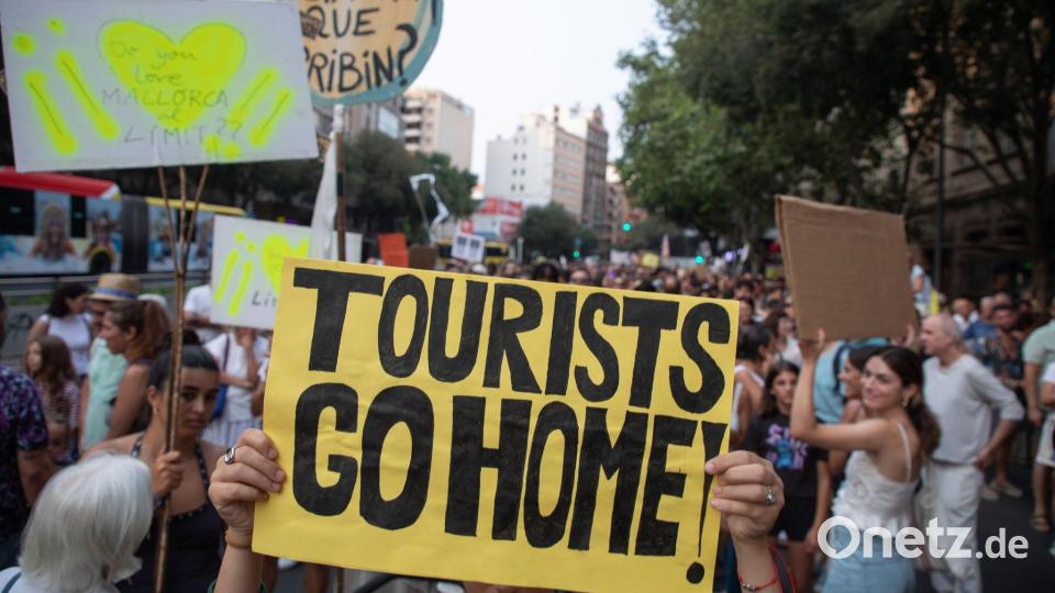 Tausende Menschen sind auf Mallorca gegen den Massentourismus durch die Straßen gezogen. Bild: Clara Margais/dpa