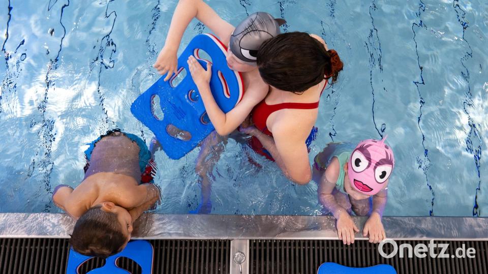 Familien können finanzielle Unterstützung für Aktivitäten wie Schwimmunterricht bekommen. Bild: Sven Hoppe/dpa