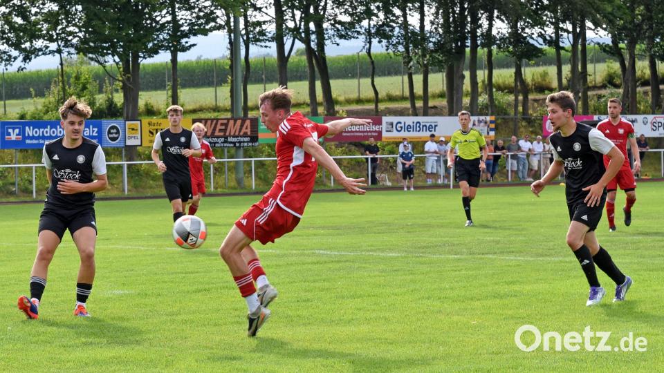 Der TSV Konnersreuth gewann das Stiftlandderby bei der SpVgg Wiesau mit 2:1. Das Bild zeigt eine Chance für Gästespieler Leon Wieland (rotes Trikot). Bild: Rudi Gebert
