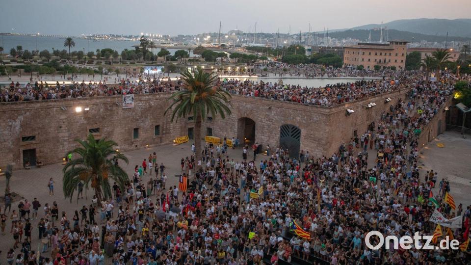 Menschen demonstrieren gegen den Massentourismus auf Mallorca. Bild: Clara Margais/dpa