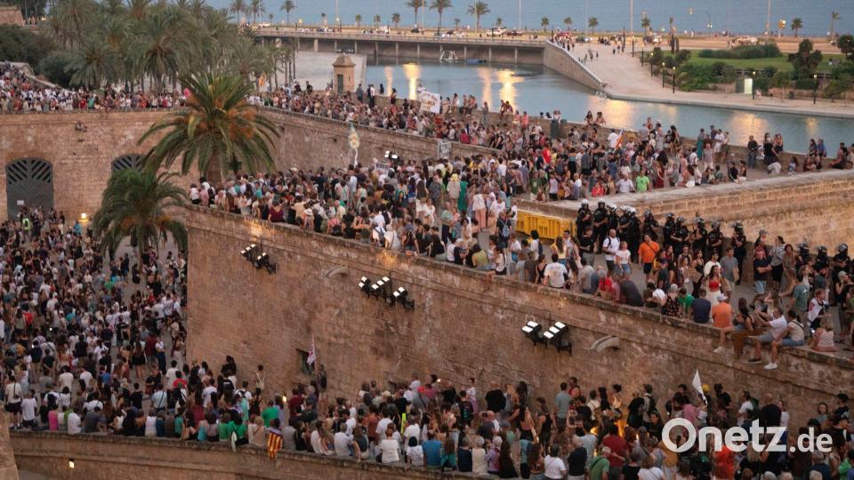 Tausende Menschen marschieren durch die Straßen von Palma de Mallorca. Bild: Clara Margais/dpa