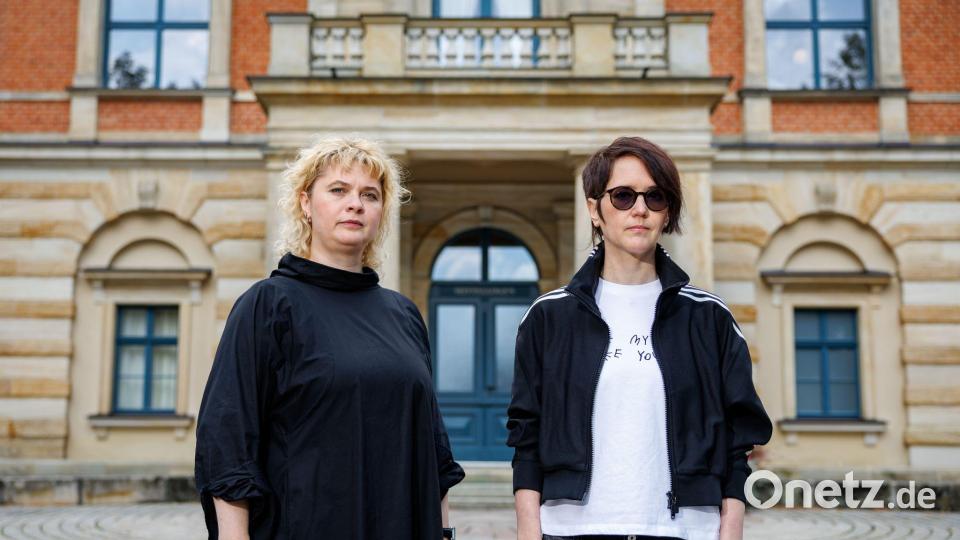 Die beiden Frauen inszenieren den ersten Bayreuther „Rienzi“. Bild: Daniel Karmann/dpa