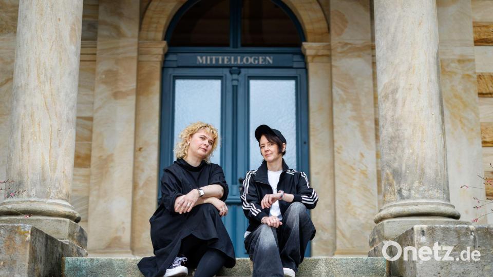 Alexandra Szemerédy (r) und Magdolna Parditka sind die ersten Regisseurinnen in Bayreuth, die nicht Wagner heißen. (Archivbild) Bild: Daniel Karmann/dpa