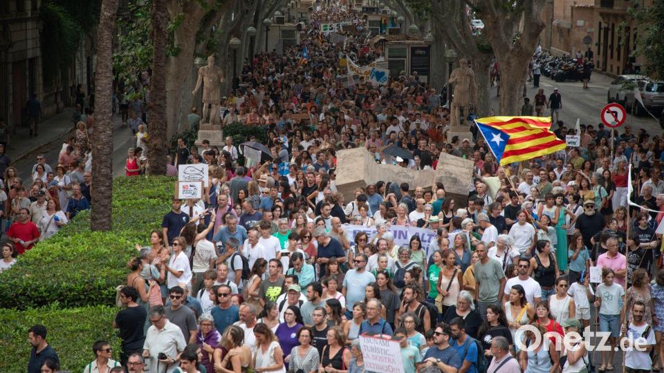 Die Kundgebung fand unter dem Motto "Mallorca am Limit!" statt. Bild: Clara Margais/dpa