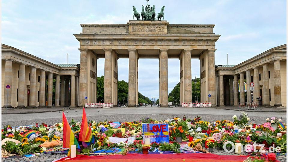 Blumen und Kerzen am Brandenburger Tor nach Fahrt in Menschenmenge beim CSD in Berlin Bild: Soeren Stache/dpa