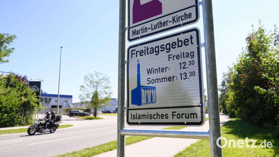 In Penzberg werden Autofahrer bei der Fahrt in die Stadt auch auf das Freitagsgebet der islamischen Gemeinde hingewiesen. (Archivbild) Bild: Lukas Barth-Tuttas/dpa
