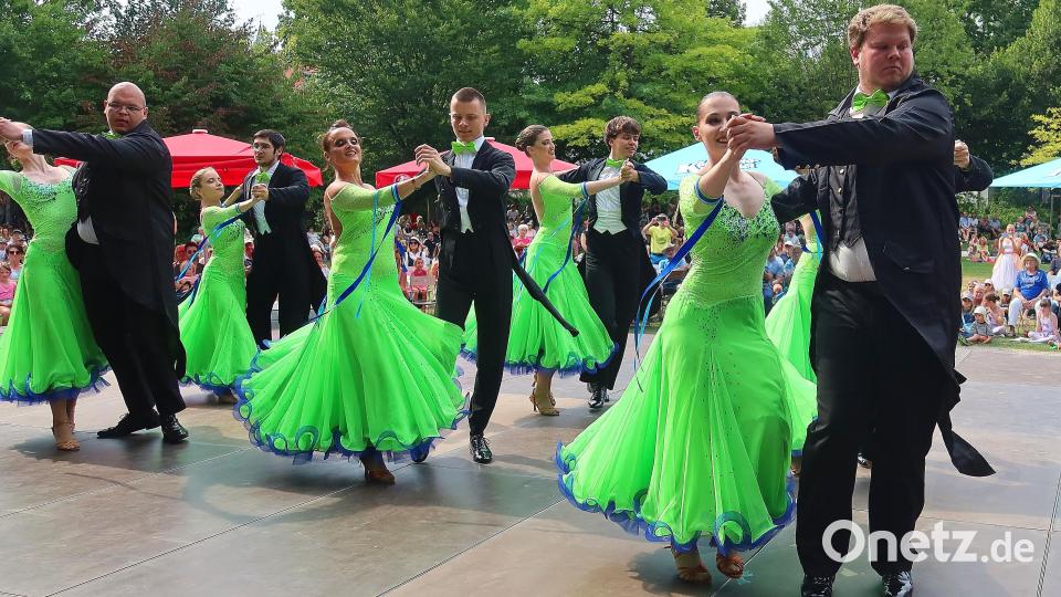Gäste: Die Standard-Formation der Tanzschule Höllriegl. Bild: Helmut Kunz