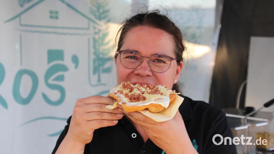 Ein kräftiger Biss in ein Langos. Bild: Konrad Rosner