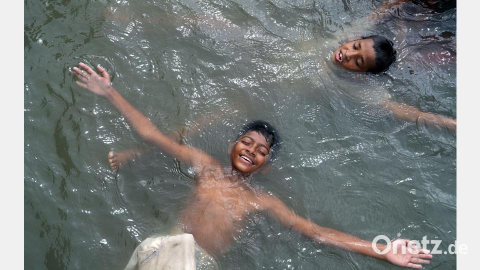 Abkühlung im Buriganga, einem der am stärksten verschmutzten Flüsse Bangladeschs Bild: Syed Mahabubul Kader/ZUMA Press Wire/dpa