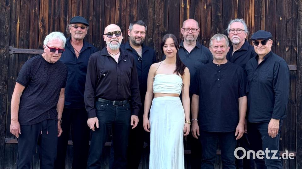 Die Live-Band Soul Station No 10 spielt zum 10-jährigen Geburtstag des Vespa Clubs Rio Nero am Dorfplatz in Schwarzenbach. Bild: Andreas Poppel