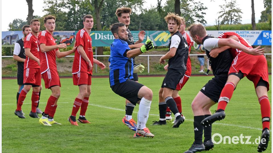 Der TSV Konnersreuth (rote Trikots) gewann das Stiftlandderby bei der SpVgg Wiesau mit 2:1. Das Bild zeigt eine brenzlige Situation vor dem Wiesauer Gehäuse. Bild: Rudi Gebert