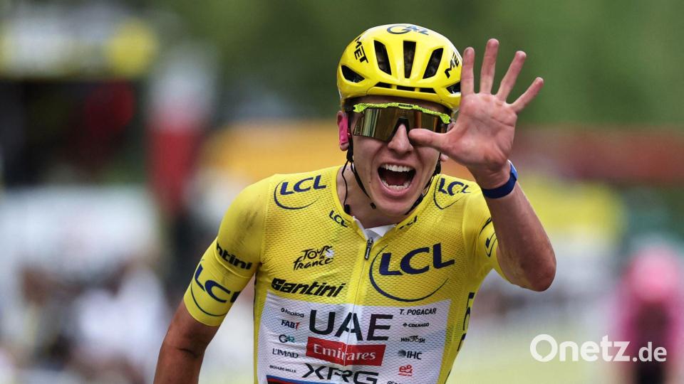 Tadej Pogacar zeigt fünf Finger für alle seine Tour-Siege. Bild: Anne-Christine Poujoulat/AFP/dpa