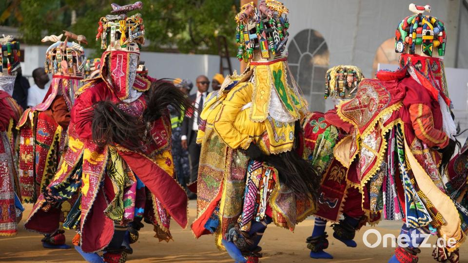 Kostümierte Menschen treten beim jährlichen Maskenfest in Porto-Novo, Benin, auf. Bild: Sunday Alamba/AP/dpa