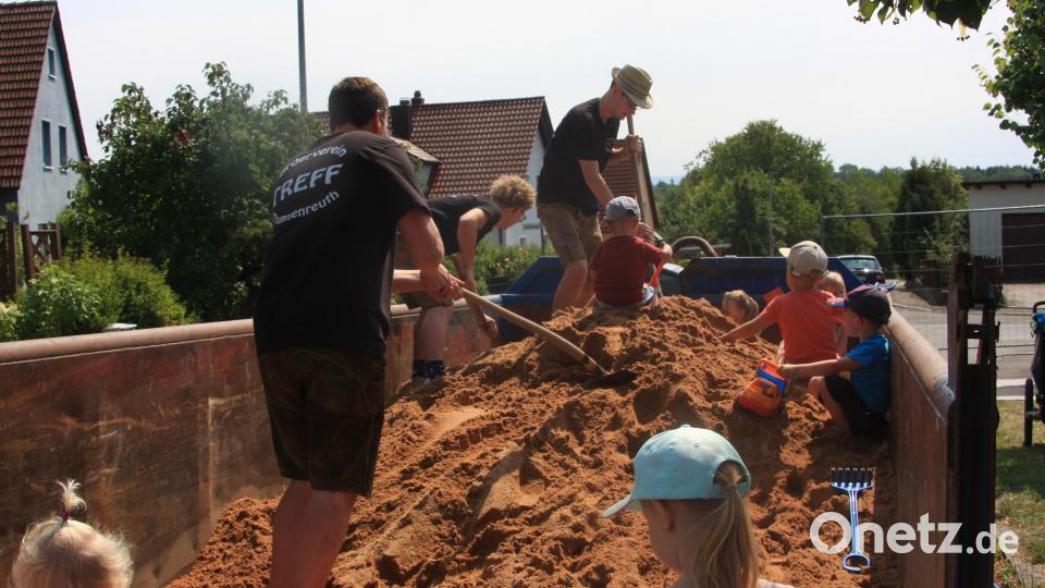 Am Sonntag, gegen Mittag, wurde ein großer Sandkasten herbeigeschafft, der von den jungen Festbesuchern sofort erobert wurde. Bild: Werner Robl