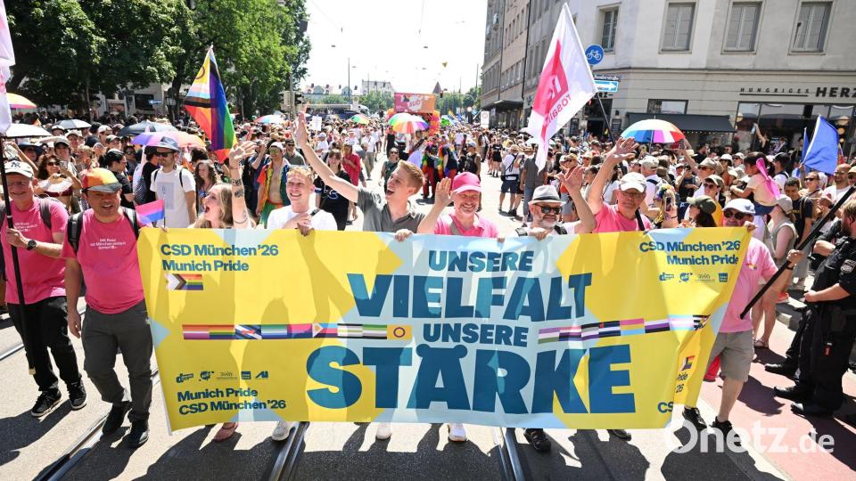 Beim Christopher Street Day in München nahm Oberbürgermeister Dominik Krause mit seinem Lebensgefährten Sebastian Müller teil. (Archivbild) Bild: Felix Hörhager/dpa