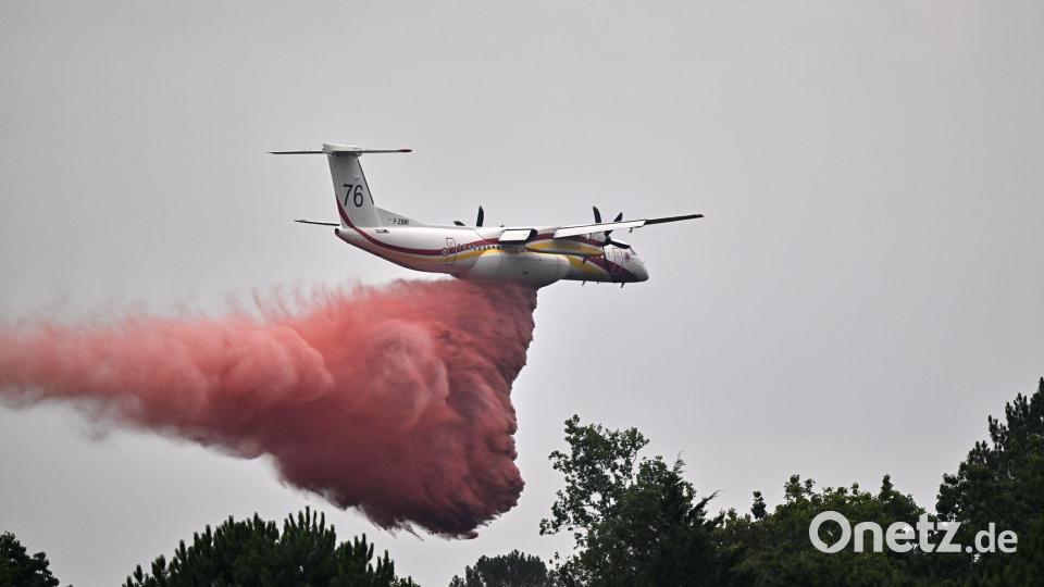 Zahlreiche Löschflugzeuge sind bei der Bekämfung der Brände im Einsatz. Bild: Emma Da Silva/AP/dpa
