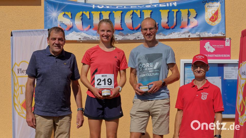 Die Tagesschnellsten, Laetitia Birner und Korbinian Völkl (Mitte), freuen sich über die Glückwünsche von Bürgermeister Werner Rieß (links) und Christian Enslein. Bild: Thomas Enslein