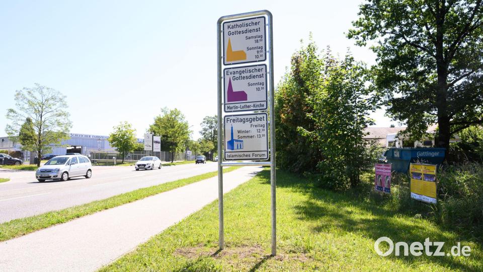 An den vier Stellen, an den bislang nur auf die Gottesdienste der katholischen und der evangelischen Gemeinde hingewiesen wurde, soll künftig ein drittes Schild für das Freitagsgebet zu sehen sein. (Archivbild) Bild: Lukas Barth-Tuttas/dpa
