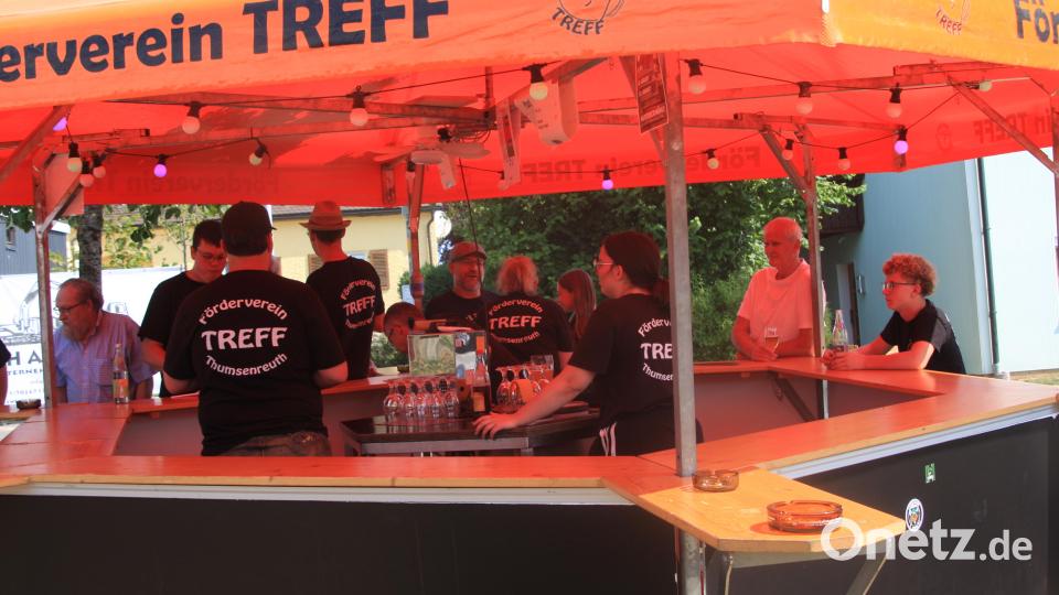 Die orange Dachbespannung des Pilsstandes ist ein besonderer Blickfang bei Veranstaltungen im Gemeindebereich, und er durfte auch beim Gründungsfest nicht fehlen. Bild: Werner Robl