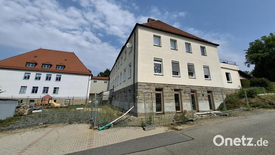 Ziel der gemeinsamen Baumaßnahme der Marktgemeinde und Pfarreiengemeinschaft ist neben der Generalsanierung auch die Erweiterung des Kindergartens einschließlich der Außenanlagen im Krippenbereich. Bild: Karl Ziegler