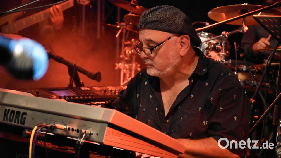 Die „kleine“ Bigband Hot Cargo spielt im Innenhof der Regionalbibliothek Weiden. Bild: Uwe Nitzl