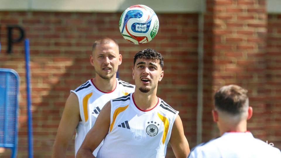 Ein kraftvolles Signal setzen Aleksandar Pavlovic (M) und Waldemar Anton (l) beim Abschlusstraining. Bild: Jan Woitas/dpa