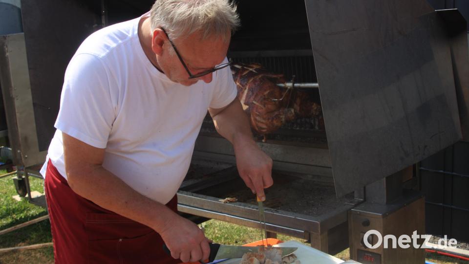 Das Mittagessen - Spanferkel mit Kartoffel- und Krautsalat - ist fertig. Bild: Werner Robl