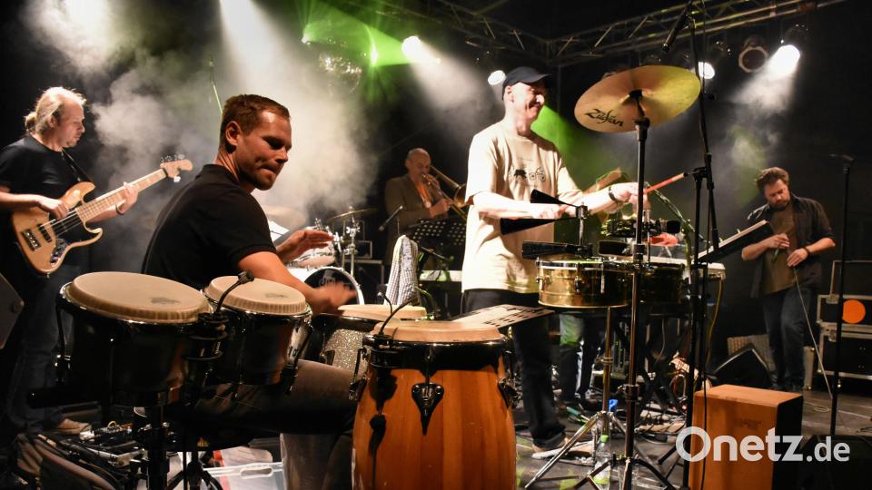 Die „kleine“ Bigband Hot Cargo spielt im Innenhof der Regionalbibliothek Weiden. Bild: Uwe Nitzl