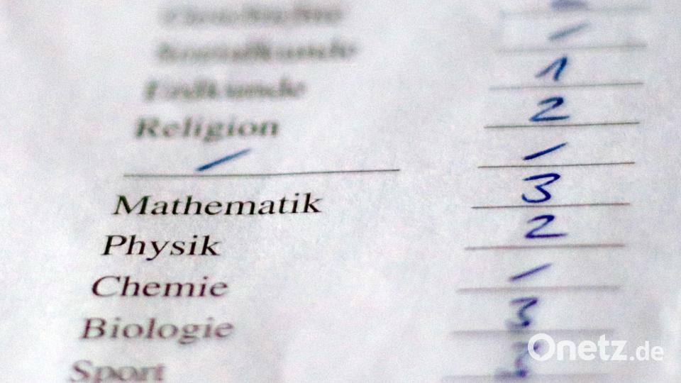 Die Zeugnisnoten sollten für niemanden eine Überraschung sein. (Symbolbild) Bild: Maria Berentzen/dpa