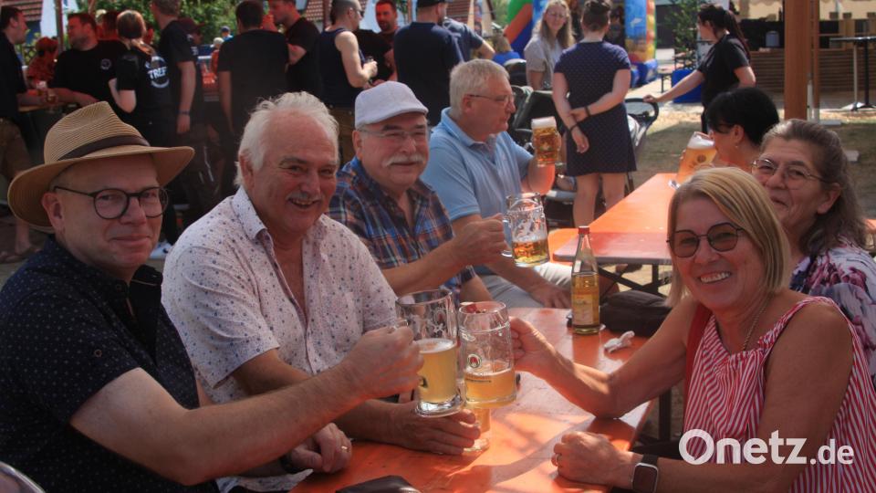 Die Thumsenreuther können halt feiern. Und wenn die Sonne scheint am liebsten draußen vor dem Zelt. Bild: Werner Robl