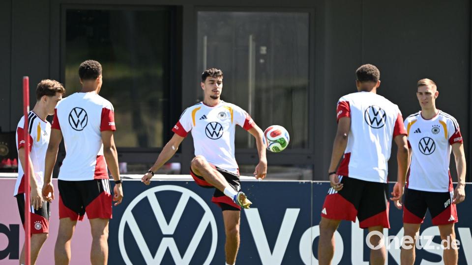Turniervorbereitung vor der WM-Endrunde: Aleksandar Pavlovic (M, Deutschland) am Ball in Aktion. Bild: Federico Gambarini/dpa