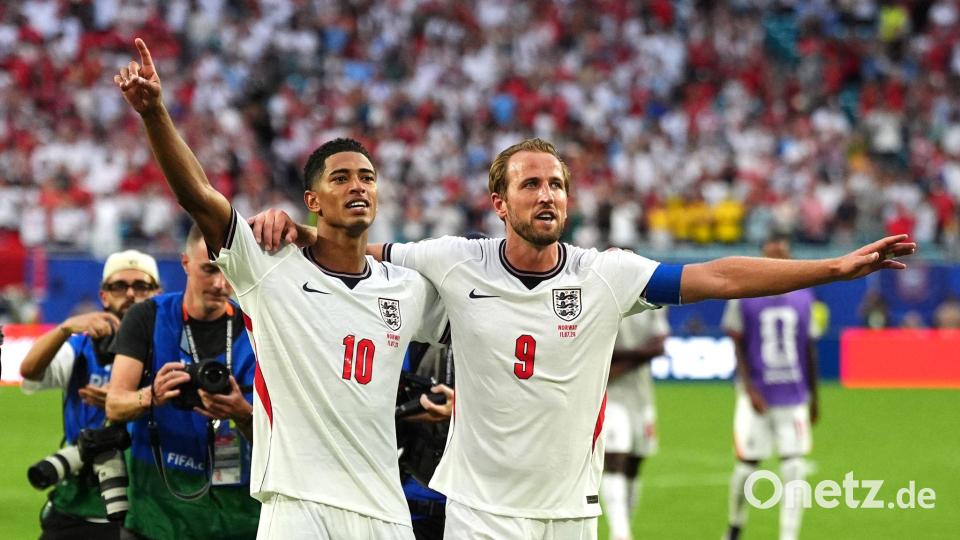 Jude Bellingham (l) und Harry Kane jubeln über den Halbfinaleinzug. Bild: Martin Rickett/PA Wire/dpa