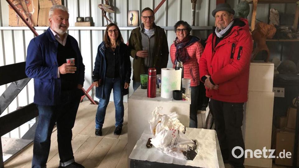 Künstler Toto (re.) hat Nadja Aumann (2 v. li. mit Bürgermeister Bernd Sommer) in sein Atelier eingeladen. Toto hat bereits eine Skulptur in Waldsassen im Rathaus stehen, weil er in Marcoussis sein Atelier betreibt, der Partnerstadt von Waldsassen. Bild: Wolfgang Weber
