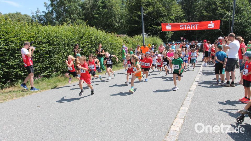 "Auf geht's!" Die Bambini starten als Erste. Bild: Josef Pilfusek