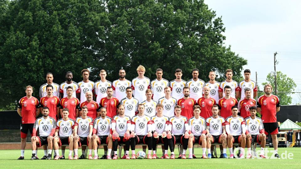 Spieler, Trainer und Betreuer der deutschen Fußball-Nationalmannschaft haben Aufstellung für ein Gruppenfoto genommen. Bild: Federico Gambarini/dpa