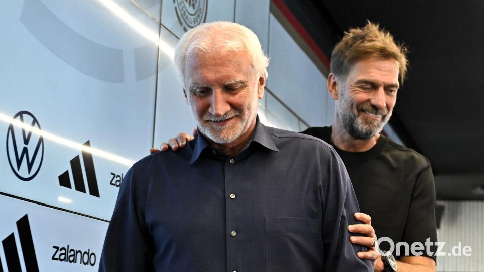 DFB-Sportdirektor Rudi Völler (l) freut sich auf die Zusammenarbeit mit Bundestrainer Jürgen Klopp (r). Bild: Florian Wiegand/dpa