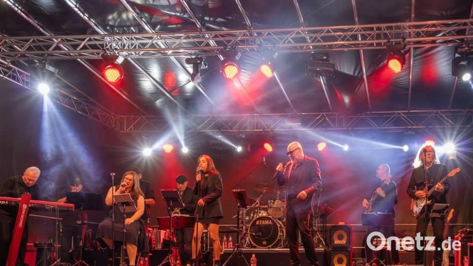 Vespa Club Rio Nero lässt es zum 10-jährigen Geburtstag am Dorfplatz in Schwarzenbach krachen. Bild: Reinhold Buchner