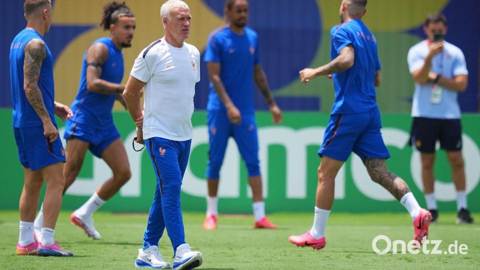 Didier Deschamps sieht Spanien als Favoriten für das Duell im Halbfinale. Bild: Julio Cortez/AP/dpa