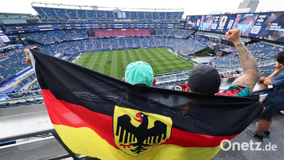 Fans von Deutschland vor dem Spiel gegen Paraguay auf der Tribüne. Bild: Jan Woitas/dpa