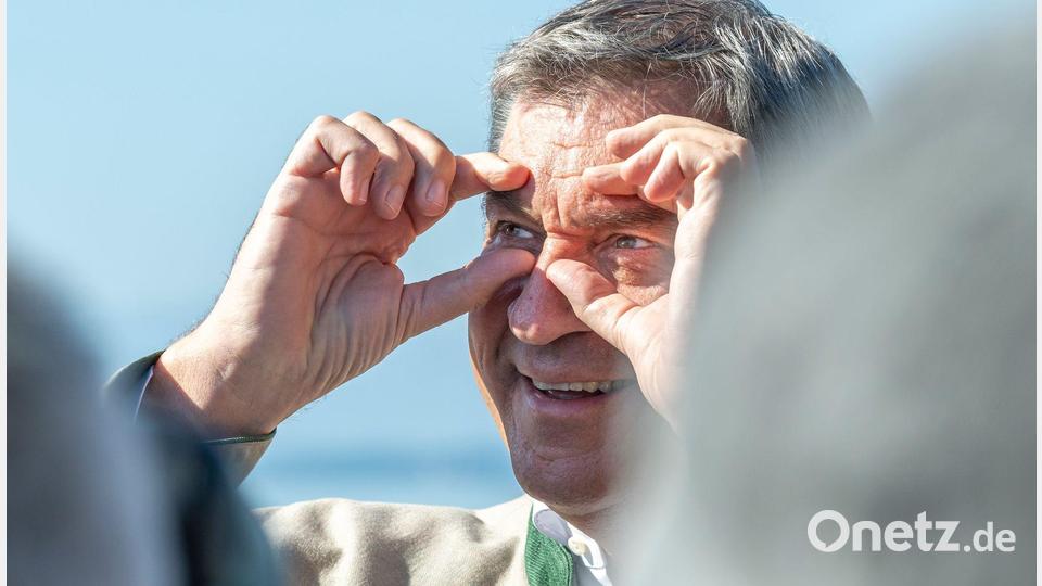 Den Blick fokussiert - Söder berät auf Ausflugsschiff am Starnberger See über Umweltpolitik Bild: Peter Kneffel/dpa