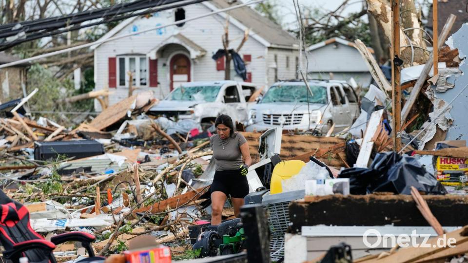 Frau durchquert Tornado-Trümmer in Wisconsin Bild: Kayla Wolf/AP/dpa