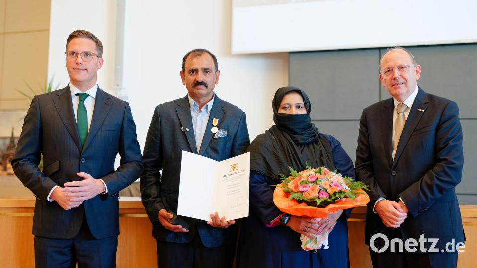 Zur Verleihung kam auch Muhammad Afzals Frau. Bild: Uwe Anspach/dpa