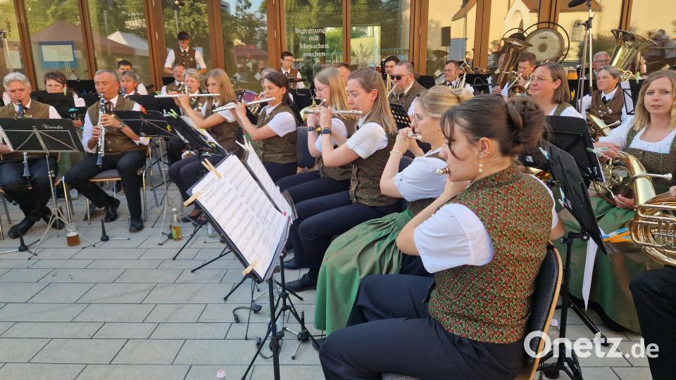 „Sommer, Sonne, Blasmusik“ – so lautete das Motto der diesjährigen Sommerserenade der Musikkapelle Schwarzenfeld. Bild: mab