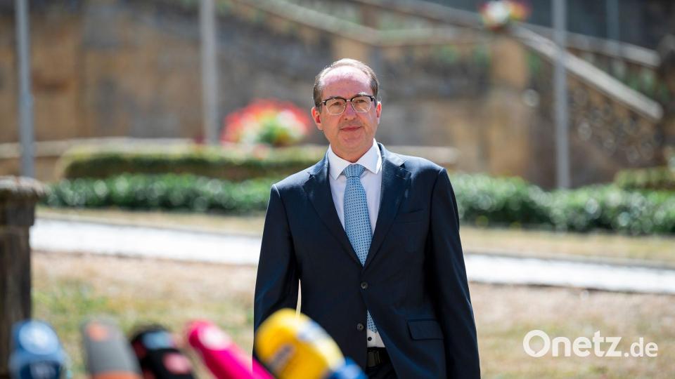 Innenminister Dobrindt plädiert für Ausweitung der Überwachungsmöglichkeiten. Bild: Daniel Vogl/dpa