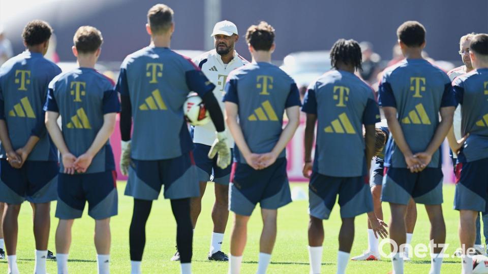 Der Kader von Trainer Kompany (M) wird größer. Bild: Angelika Warmuth/dpa
