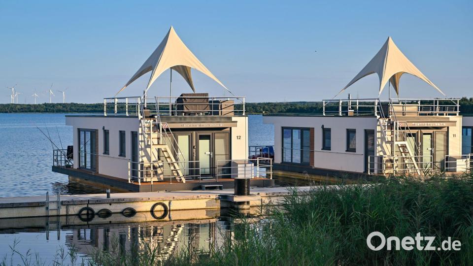 Ferienhäuser direkt am Wasser verheißen Abkühlung. (Archivbild) Bild: Patrick Pleul/dpa