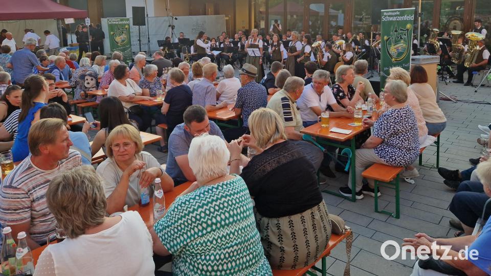 Der Besucheransturm war so groß, dass die eigenen Sitzmöglichkeiten nicht ausreichten. Der Marienplatz war voll. Bild: mab