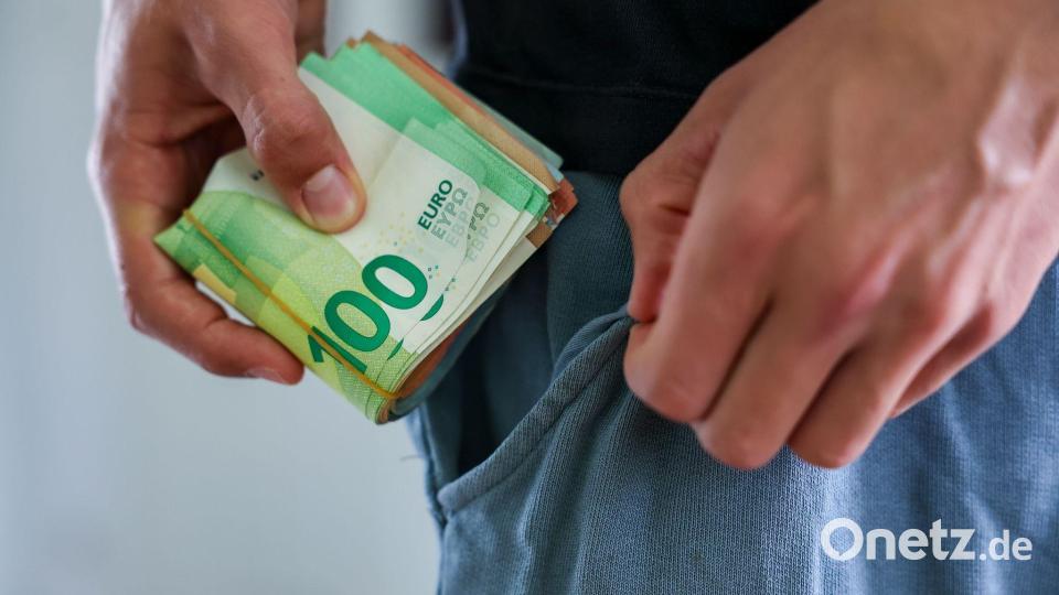 "Ich-Geschenke" lassen sich die Bundesbürger etwas kosten - laut Umfrage rund 2000 Euro im Jahr Bild: Jan Woitas/dpa