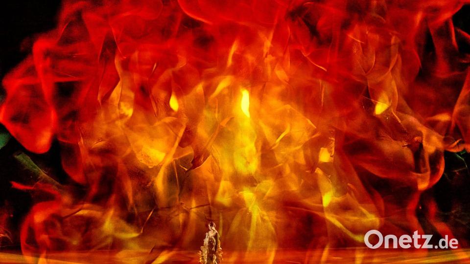 Die KI setzt die Bayreuther Bühne in Flammen. Bild: Enrico Nawrath/Bayreuther Festspiele/dpa